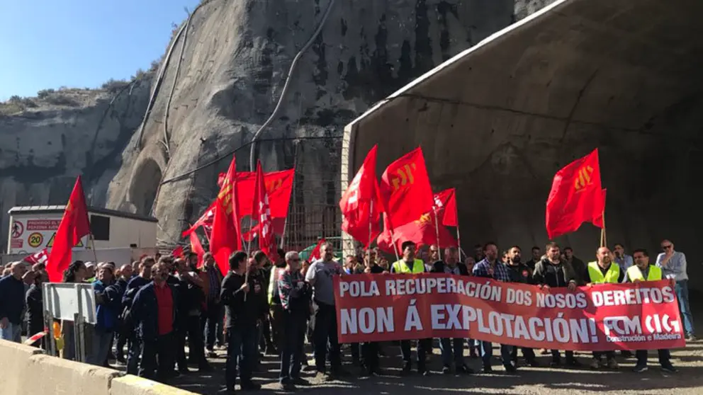 Os delegados paralizaron durante hora e media as obras do AVE no t&uacute;nel de Cerdedelo, en Laza./CIG.