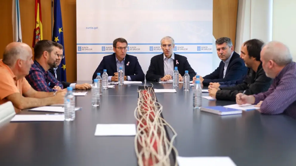 El presidente de la Xunta y el conselleiro de Econom&iacute;a se reunieron con el comit&eacute; de empresa de Alcoa en A Coru&ntilde;a./A.VARELA.