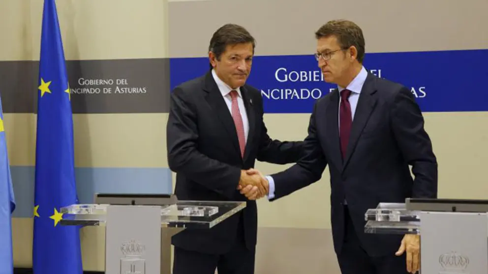 El presidente del Principado, Javier Fern&aacute;ndez, junto al de la Xunta, Alberto N&uacute;&ntilde;ez Feij&oacute;o.