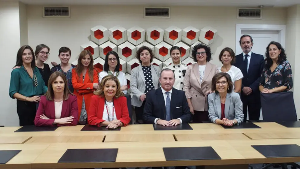 Las socias de Executivas con el director general de Sabadell Gallego, Pablo Junceda.