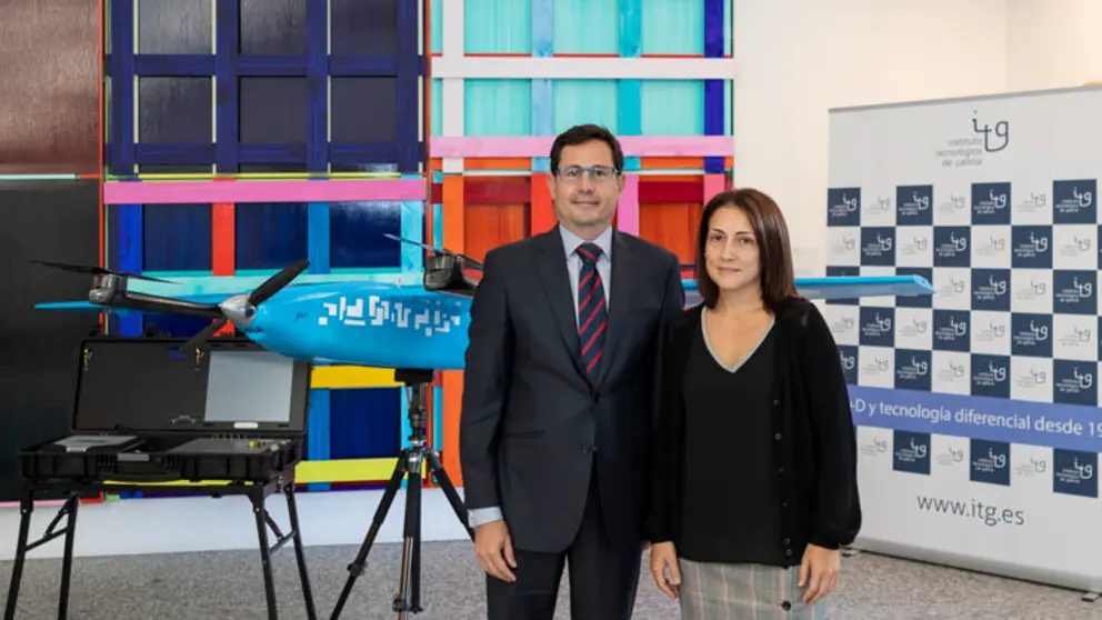 Eduardo Faro y Anal&iacute;a L&oacute;pez, junto al prototipo de dron Zarek V2.