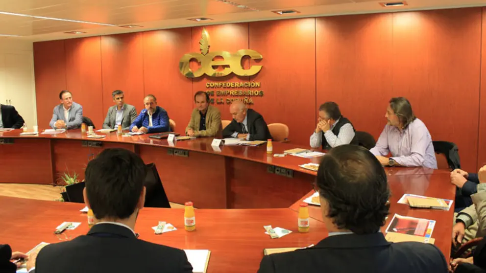 En el centro de la imagen, Luis Anguita, acompa&ntilde;ado de Antonio Fontenla, en el desayuno-coloquio celebrado en la CEC.