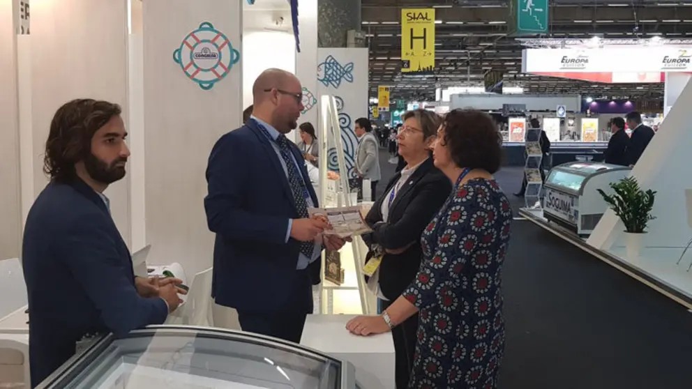 Rosa Quintana y Bel&eacute;n do Campo, visitando el stand de una empresa gallega en SIAL Par&iacute;s.