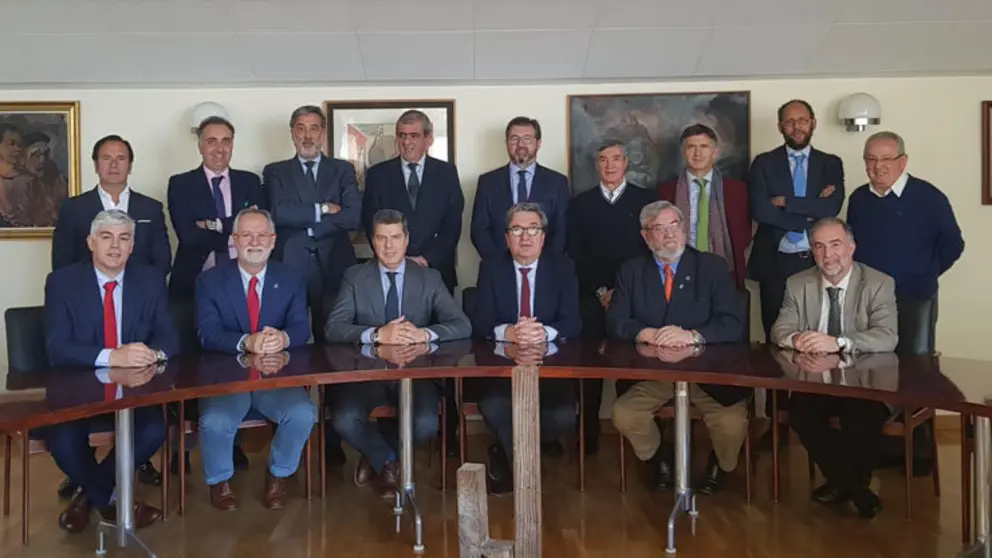 Nueva junta directiva del Consello Galego de Economistas, con Miguel A. V&aacute;zquez Ta&iacute;n en el centro (sentado).