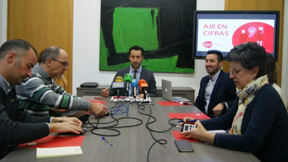 Lois Babarro, presidente de AJE Ourense, dio las cifras anuales de la asociaci&oacute;n./P.L.