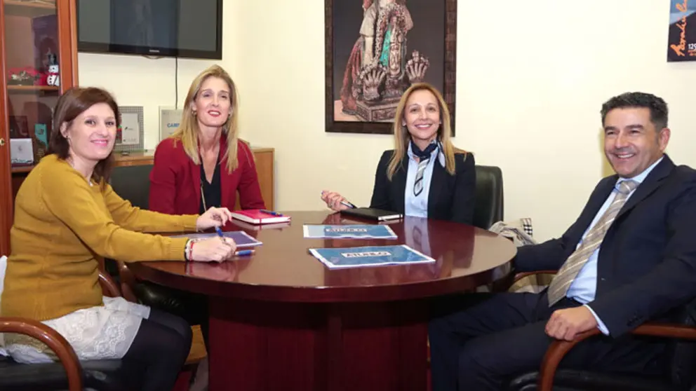De izq. a der., La alcaldesa de Cambados, F&aacute;tima Abal, la responsable de Organizaci&oacute;n, Personas e IT de Atunlo, Laura Pernas, la responsable de Recursos Humanos de Atunlo, Mar&iacute;a Sande, y el responsable de la planta de Atunlo en Cambados, Juan Mari&ntilde;o, en el Concello de Cambados.