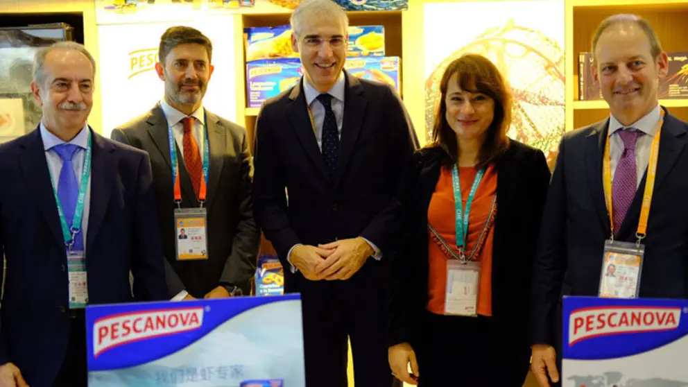 Autoridades que forman parte de la misi&oacute;n comercial gallega, en la Feria Internacional de Importaci&oacute;n de Shangh&aacute;i.
