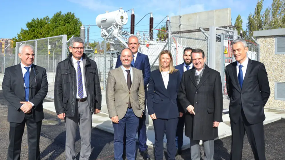 Autoridades y directivos de GKN Driveline Vigo junto a la nueva subestaci&oacute;n el&eacute;ctrica.