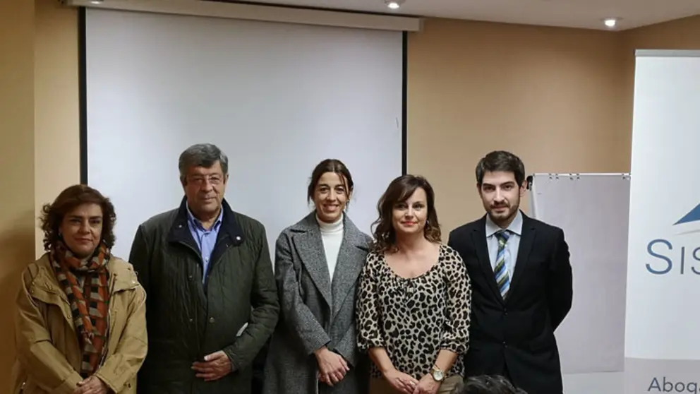 Sol V&aacute;zquez (centro) xunto a membros da Federaci&oacute;n Galega de Comercio e da Federaci&oacute;n de Comercio de Ourense.