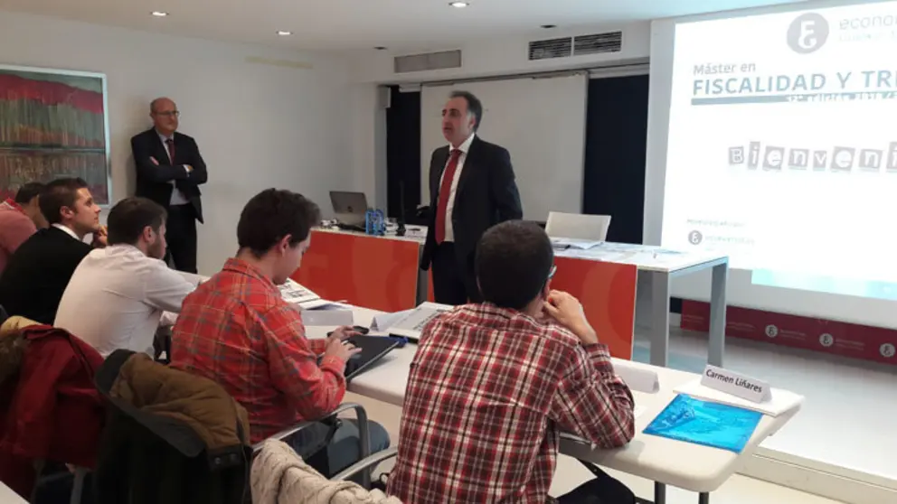 Agust&iacute;n Fern&aacute;ndez, secretario del Colegio de Economistas de A Coru&ntilde;a, dio la bienvenida al nuevo alumnado del M&aacute;ster de Fiscalidad y Tributaci&oacute;n.