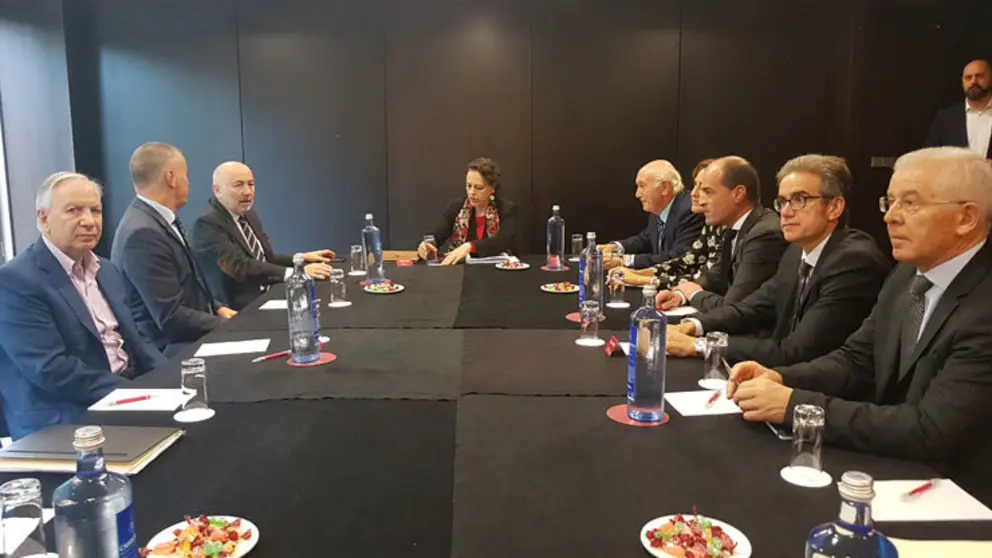 En la reuni&oacute;n con la ministra de Trabajo participaron el delegado del Gobierno en Galicia, representantes de la CEG, CEC; CEL, CEO y CEP, de las cooperativas gallegas y de Mercadona.