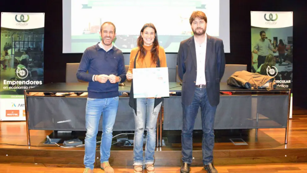 Una de las promotoras del proyecto ganador de Circularweekend Arteixo, junto al director de Enviroo y al alcalde de Arteixo.
