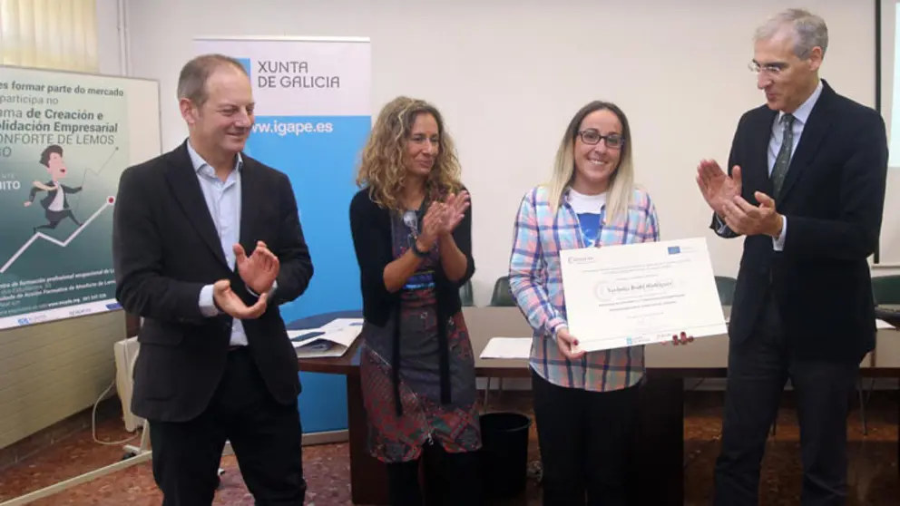 Entrega de diplomas a una de las participantes en el curso de autoempleo de Lugo.