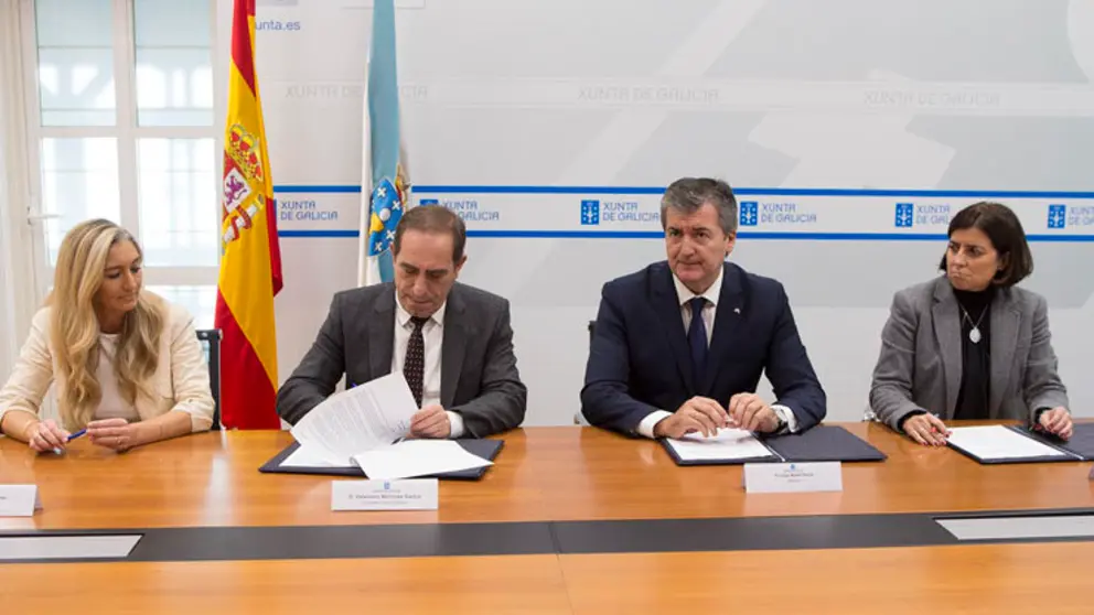 Asunci&oacute;n &Aacute;lvarez, Valeriano Mart&iacute;nez, Santiago Novoa y Mar&iacute;a Jos&eacute;, en la firma del convenio./X.CRESPO.