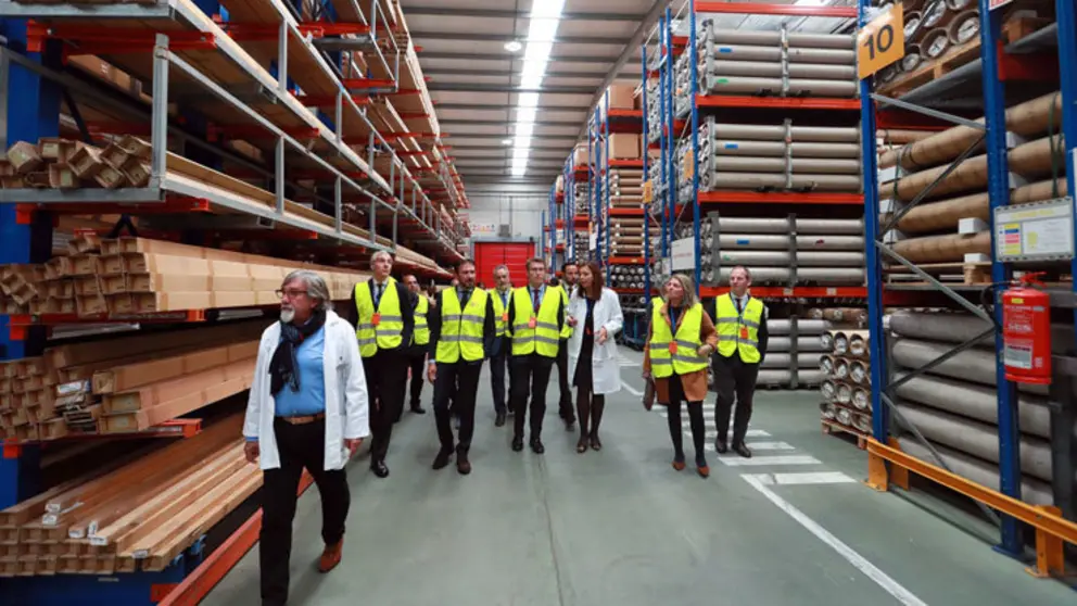Feij&oacute;o visit&oacute; las instalaciones de Bandalux en Mora&ntilde;a (Pontevedra)./C.PAZ.