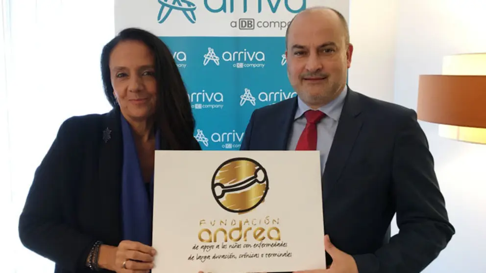 La presidenta de la Fundaci&oacute;n Andrea, Charo Barca y el director general de Arriva Galicia, Juan G&oacute;mez.