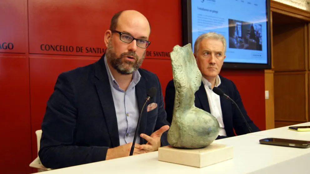 O alcalde de Santiago, Marti&ntilde;o Noriega, e o vogal da C&aacute;mara de Comercio Xavier Freire presentaron o premio.