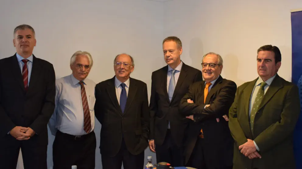 Miembros del Foro Econ&oacute;mico de Galicia en la presentaci&oacute;n del documento.