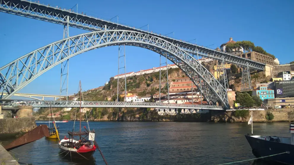 Cecotran reivindica la mejora de las infraestructuras viarias y ferrovariais entre Oporto y Vigo.