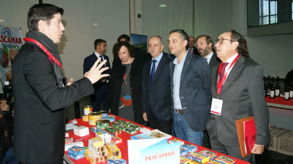 La directora xeral de Pesca, el presidente de la C&aacute;mara de A Coru&ntilde;a, el alcalde de A Coru&ntilde;a, el director de Internacional del Igape y el secretario general de la C&aacute;mara charlando con una de las empresas gallegas que participan en Exporpymes/P.L.