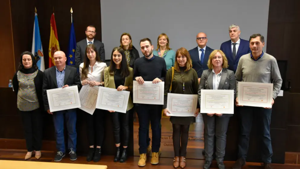 Foto de premiados y autoridades en la Facultad de Ciencias Empresariales y Turismo de Ourense./DUVI.