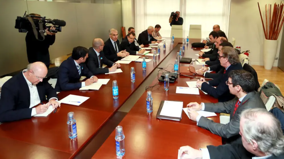Reuni&oacute;n del conselleiro Francisco Conde con los representantes de las empresas electrointensivas./C.PAZ.