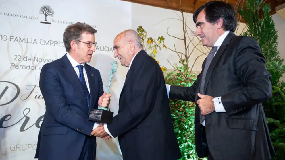 El de , Jos&eacute; Pereira, recibe el premio de manos del presidente de la Xunta.