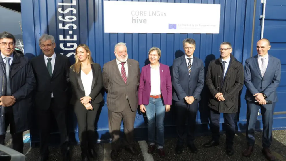 Autoridades en la presentaci&oacute;n del suministro de energ&iacute;a el&eacute;ctrica a buques ro-ro a trav&eacute;s de GNL.