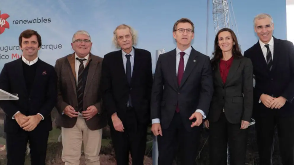 Directivos de EDP Renov&aacute;veis junto al presidente de la Xunta, el conselleiro de Econom&iacute;a y el alcalde de Mux&iacute;a.