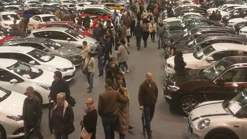 P&uacute;blico en el Sal&oacute;n CarOutlet Vigo.