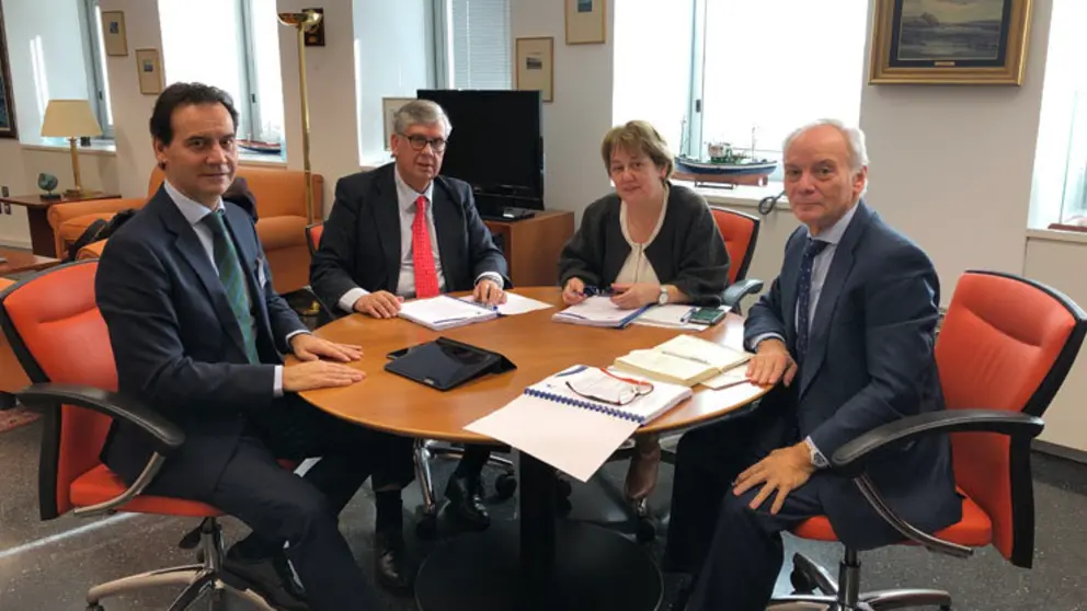 Directivos de ANFACO en su reuni&oacute;n con la secretaria general de Pesca.