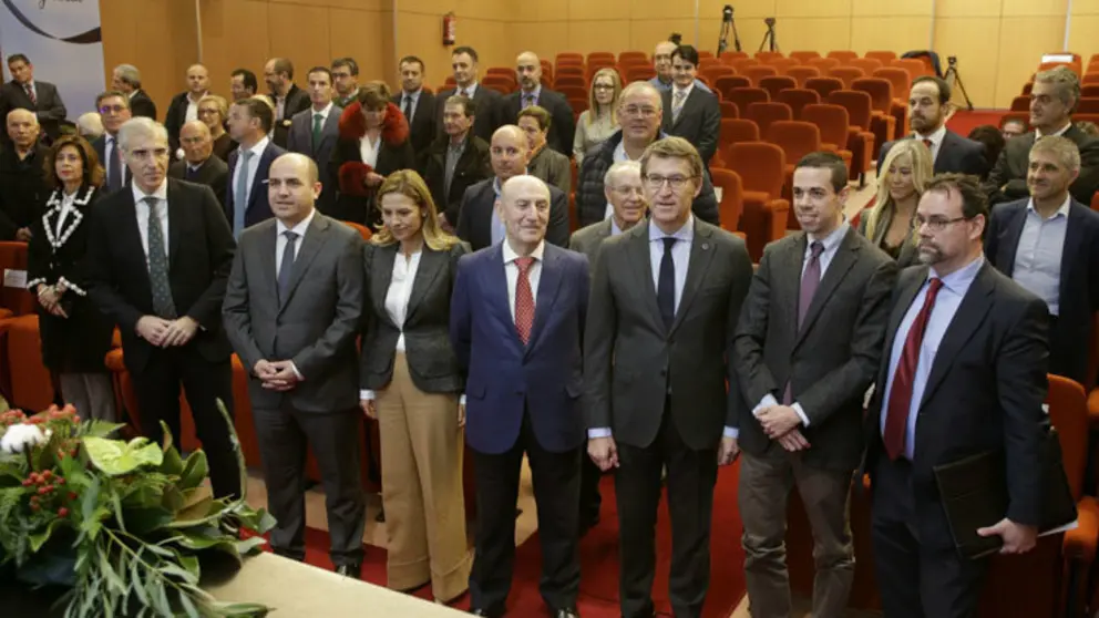 En el centro, Manuel G&oacute;mez Franqueira y Alberto N&uacute;&ntilde;ez Feij&oacute;o, en el acto de presentaci&oacute;n del plan de inversiones de Coren para 2019.