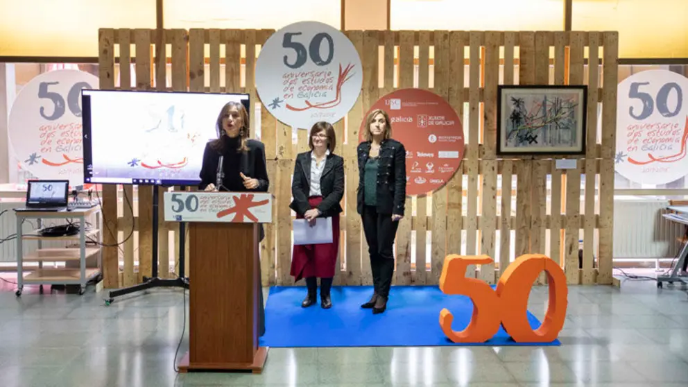 Mar Lorenzo Moledo, vicerrectora de Comunicaci&oacute;n, Cultura y Servicios de la Universidad de Santiago; Carmen Pomar Tojo, conselleira de Educaci&oacute;n, Universidade e Formaci&oacute;n Profesional; y Mar&iacute;a Emilia V&aacute;zquez Rozas, decana en funciones de la Facultad, en la clausura del 50&ordm; aniversario de los estudios de Econom&iacute;a.