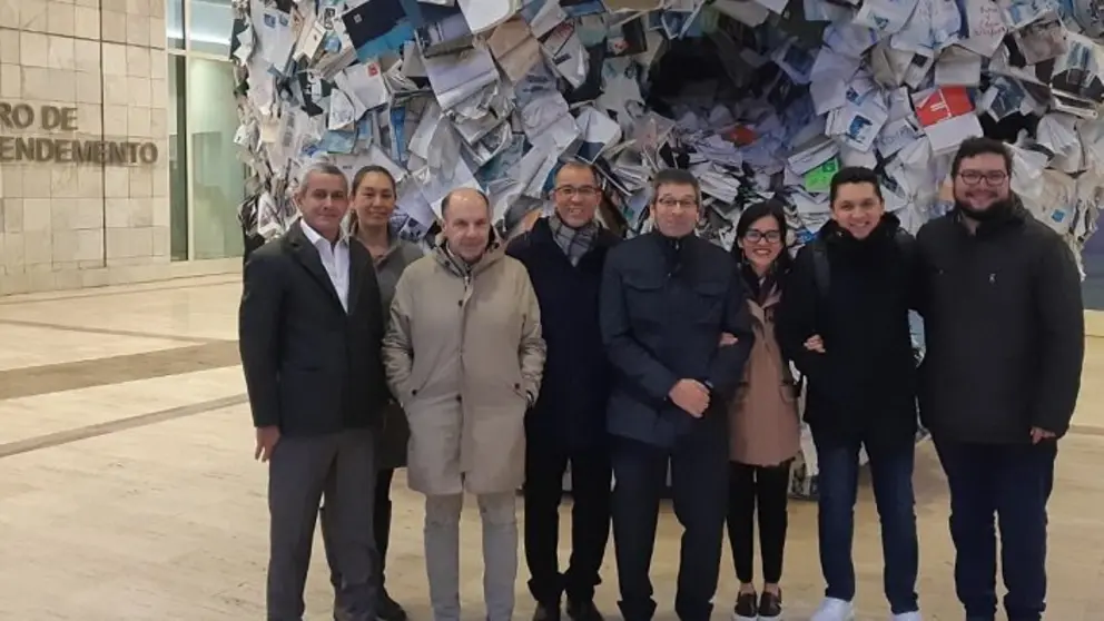 Axel Medero, vicedirector xeral de Radiocuba; Taeko, int&eacute;rprete de xapon&eacute;s; Jorge Rubirosa, en representaci&oacute;n de Egatel; Hirokauzo Simauchi, director de TV Setouchi; Jos&eacute; Manuel Mari&ntilde;o, en representaci&oacute;n de Egatel; Sabrina Pati&ntilde;o, xerente de operaci&oacute;ns de Viva Aerob&uacute;s; Cristian Serrano, eCommerce Mexico Manager de Under Armour; e Roberto P&eacute;rez, xerente do Cluster TIC.
