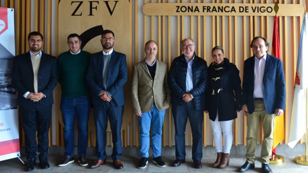 La delegaci&oacute;n colombiana de la regi&oacute;n de Caldas, junto al delegado de Zona Franca, David Regades (centro).
