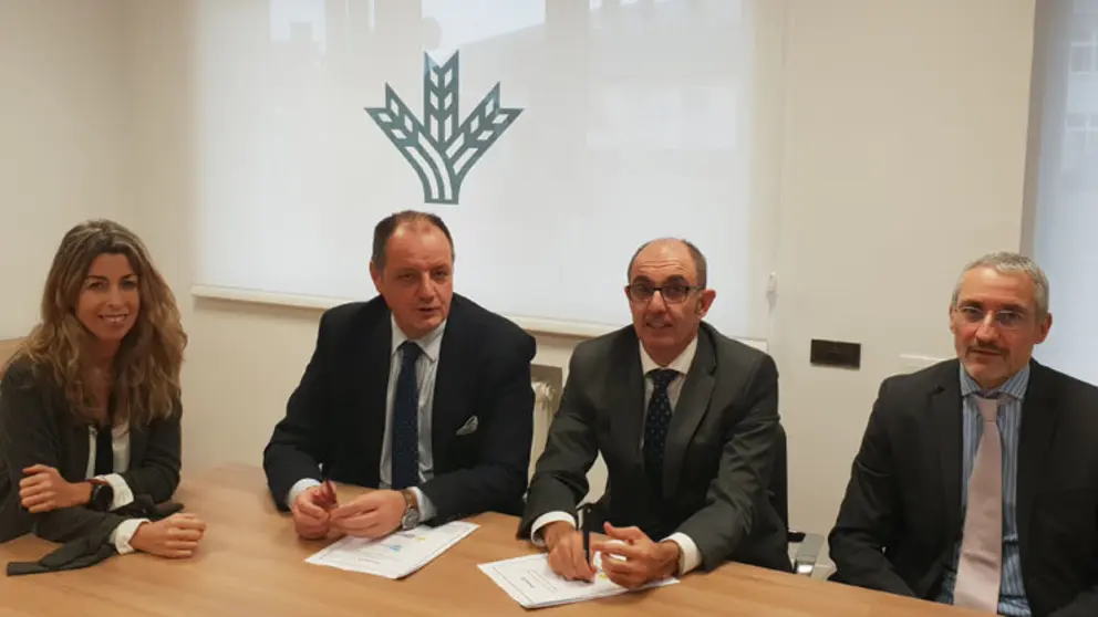 los directores generales de Caixa Rural Galega e Iberaval, Jos&uacute;s Antonio M&eacute;ndez y Pedro Pisonero; as&iacute; como la responsable de Negocio de Iberaval,Sandra Mart&iacute;nez y Gabriel Guijarro, Subdirector General y Director de Inversi&oacute;n Crediticia de Caixa Rural Galega.