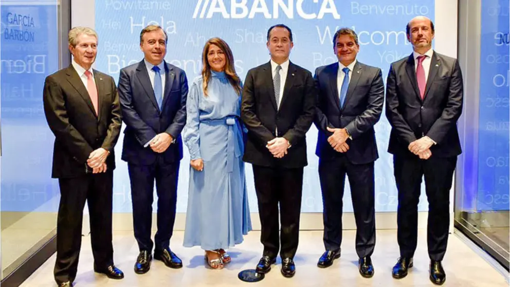 Eduardo Ara&ntilde;a, Francisco Botas, M&oacute;nica V&aacute;zquez, Juan Carlos Escotet, Pedro L&oacute;pez y Alfonso Caruana, en la oficina de Abanca en Miami.