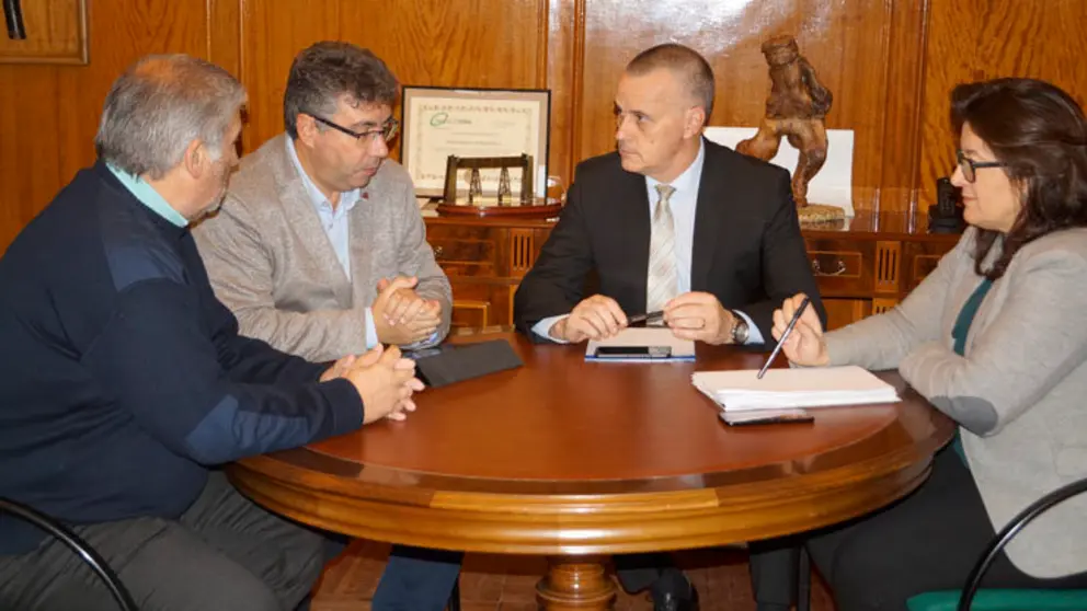 El Presidente de la Confederaci&oacute;n de Empresarios de Pontevedra (CEP), Jorge Cebreiros, mantuvo hoy un encuentro institucional con el Alcalde de Redondela, Javier Bas, y la concejala de Urbanismo, Carmen Amoedo,  con el Presidente de la Asociaci&oacute;n de Empresarios de Redondela, Enrique Lago