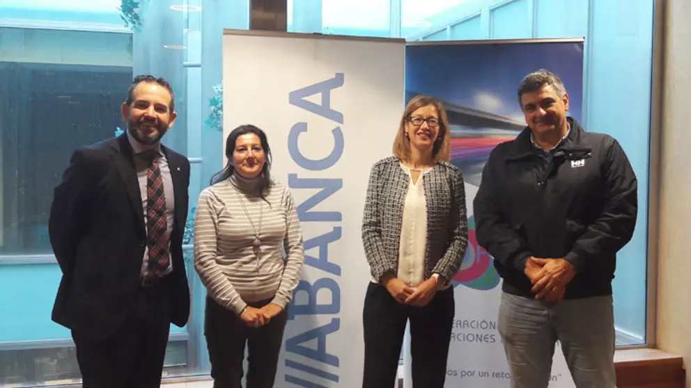 Acto de firma del convenio entre Fegaes y Abanca.