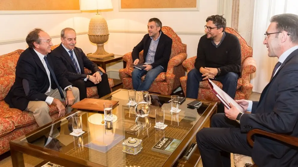 Directivos de la C&aacute;mara de Comercio de A Coru&ntilde;a reunidos con el alcalde, Xulio Ferreiro.