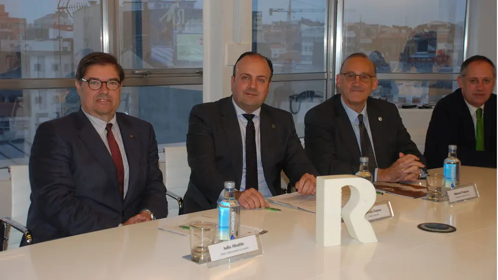 El director general de R, Alfredo Ramos, entre los rectores de la Universidad de A Coru&ntilde;a, Julio Abalde, y de Vigo, Manuel Reigosa.