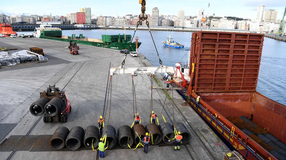 Carga de mercanc&iacute;a general en el Puerto de A Coru&ntilde;a.
