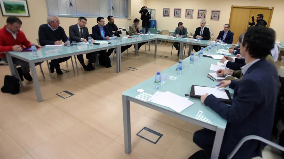 El conselleiro Francisco Conde se reuni&oacute; con los representantes de las empresas electrointensivas gallegas./A.VARELA.
