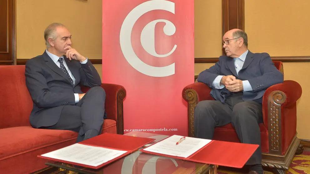 O director de Negocio Institucional de Abanca, Lino Comensa&ntilde;a, e o presidente da C&aacute;mara, Jos&eacute; Sierra.