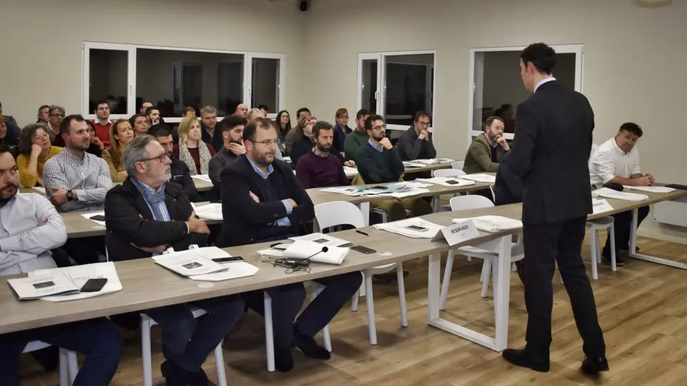 &Oacute;scar Esteban, director gerente de Esteos, se dirige al auditorio de la EF Business School durante la presentaci&oacute;n del M&aacute;ster.