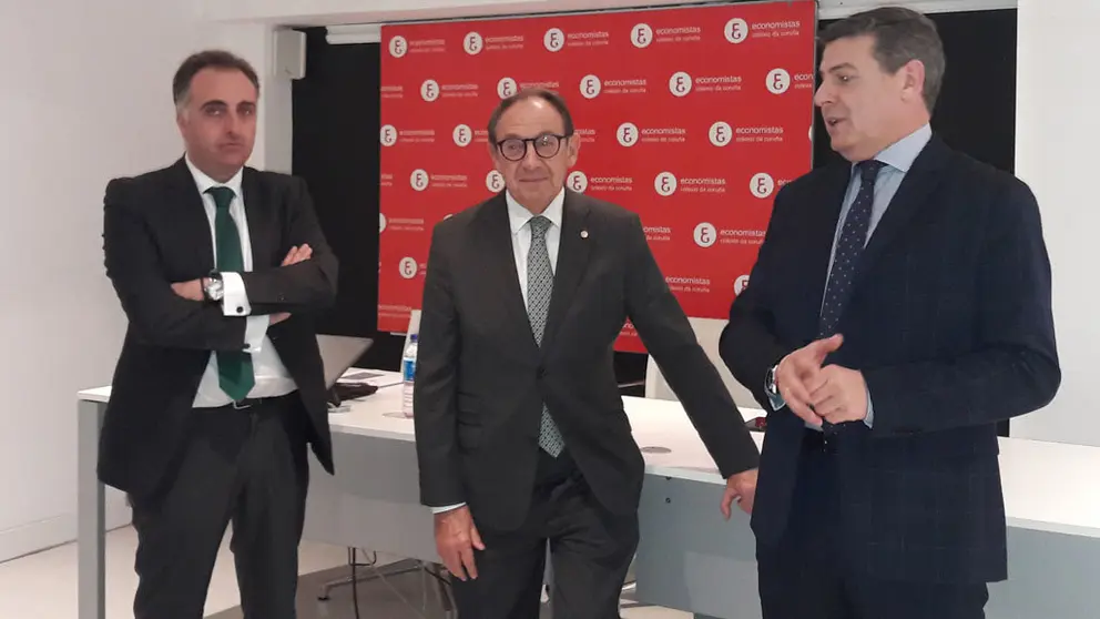 Gonzalo Ortiz recibi&oacute; de manos de Miguel V&aacute;zquez Ta&iacute;n (derecha) la insignia del Colegio de Economistas de A Coru&ntilde;a.