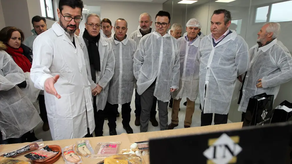 El conselleiro de Medio Rural visit&oacute; las nuevas instalaciones de Torre de N&uacute;&ntilde;ez en O Corgo (Lugo)./V.RODR&Iacute;GUEZ.