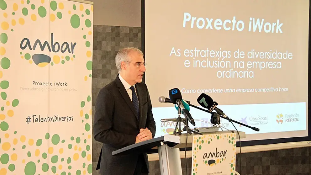 Francisco Conde en la presentaci&oacute;n del proyecto &lsquo;i-Work, en Ribeira./L.POLO.