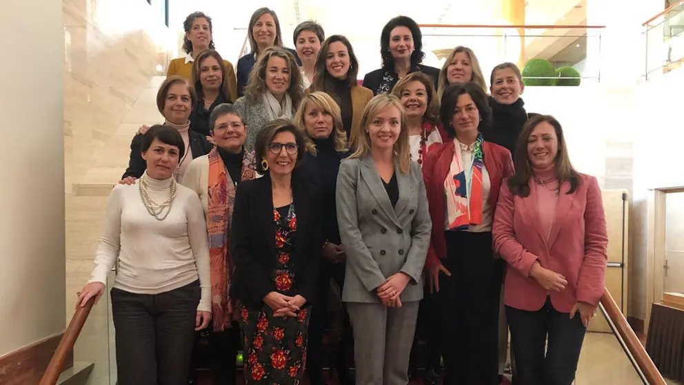 Asociadas de Executivas con la conselleira de Pol&iacute;tica Social, Fabiola Garc&iacute;a (en el centro, primera fila).