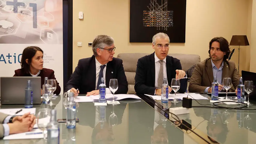 La directora de la Gain, Patricia Argerey, el presidente de Atiga, Juan Manuel Vieites, el conselleiro de Econom&iacute;a, Francisco Conde, en Vigo.